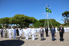 Vereador Valter (terno azul) foi um dos agraciados pela Marinha em Rio Grande