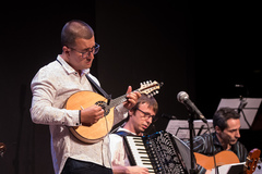 Choro, baião, xote, frevo e afro-samba são o foco do conjunto, liderado por Elias (e)