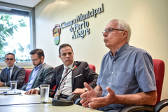 Magnus Isse (d) disse que lotações sofrem concorrência “desleal” do transporte por aplicativos