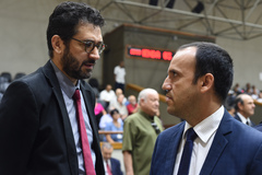 Movimentações em plenário. Na foto, o secretário da smed, Prof. Dr. Adriano Naves de Brito, e o vereador Moisés Barboza.