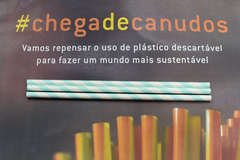 Cartaz divulgado no plenário, junto com canudos de papel 