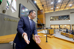Vereador Ricardo Gomes na tribuna do plenário Otávio Rocha