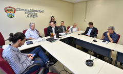 Reunião de abertura dos trabalhos. Na foto, os vereadores: Professor Bernardo, Adeli Sell, Ricardo Gomes, Cassio Trogildo, e Reginaldo Pujol.