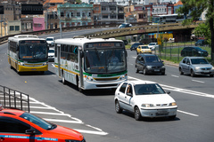 Velocidade diminuiria dos atuais 60 km/h para 50 km/h, no caso de veículos leves, e a 40 km/h, para os pesados