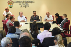 Discussão sobre a Lei Geral dos Táxis. Na foto: vereadores Adeli Sell, Cássio Trogildo e Reginaldo Pujol com representantes da prefeitura à direita e taxistas à esquerda