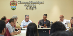 Discussão sobre a Lei Geral dos Táxis. Na foto: vereadores Adeli Sell, Cássio Trogildo e Reginaldo Pujol com representantes da prefeitura à direita e taxistas à esquerda