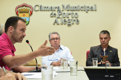 Discussão sobre a Lei Geral dos Táxis. Na foto: vereadores Adeli Sell, Cássio Trogildo e supervisor do ponto de táxi do Foro Central, Júnior Boff (e)