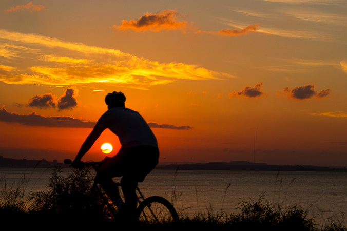 Ciclista, Bicicleta, Ciclovia, Ciclofaixa, Orla do Guaíba, Pôr do sol, Esporte, Lazer. SFCMPA