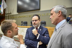Movimentações de plenário. Na Foto, foto os vereadores Mendes Ribeiro, Ricardo Gomes e Mauro Pinheiro.