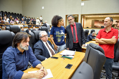 Movimentações de plenário. Na Foto, foto os vereadores Aldacir Oliboni, Adeli Sell, Karen Santos, Roberto Robaina e Marcelo Sgarbossa.