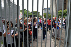 Movimentações na área externa da Câmara.