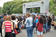Movimentações na área externa da Câmara.