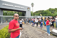 Movimentações na área externa da Câmara.