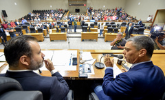 Movimentações de plenário. Na foto, os vereadores Ricardo Gomes e Cassio Trogildo.