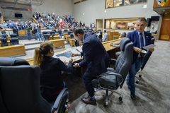 Movimentações de plenário. Na foto, os vereadores Ricardo Gomes e Cassio Trogildo.