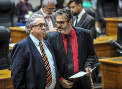 Movimentações de plenário. Na foto, os vereadores Adeli Sell e Roberto Robaina.