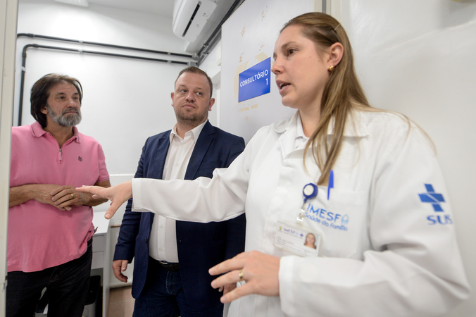 Visita à Unidade de Saúde Marcelo Martins Moreira, na Vila Maria da Conceição. Na foto, a enfermeira Isabel Hentges mostra a estrutura do posto aos representantes da Cosmam, os vereadores Aldacir Oliboni e André Carús.