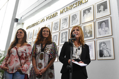 Fernanda e Sofia com a vereadora Mônica Leal, durante a cerimônia