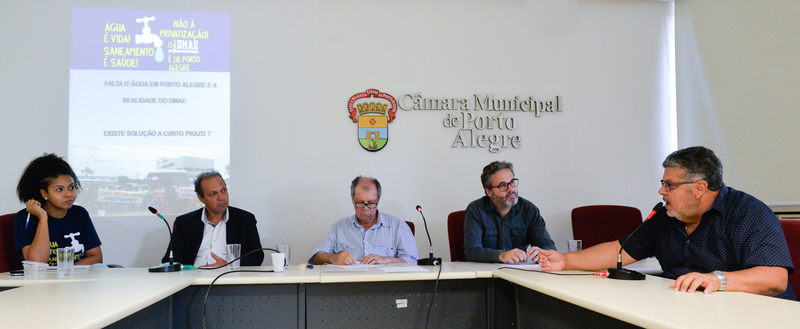 Reunião de comissão sobre abastecimento de água e esgotos por parte do DMAE. Na foto, ao microfone, o engenheiro Adinaldo Soares de Fraga