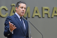 Vereador Valter Nagelstein na tribuna do Plenário Otávio Rocha