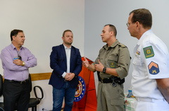 Major Jáder Sequeira de Pessoa Filho explicou reformas aos vereadores Hamilton Sossmeyer (e) e André Carús (c)