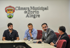 Primeira reunião da Comissão Especial de Revisão Legislativa. Na foto, os vereadores, Felipe Camozzato, Mendes Ribeiro, Ricardo Gomes (ao microfone) e Halminton Sossmeier.