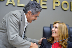 Presidente Mônica Leal cumprimenta o ex-governador Olívio Dutra