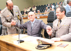 Pedro Américo (c), com oficias da BM, no Plenário Otávio Rocha (Foto: arquivo CMPA)