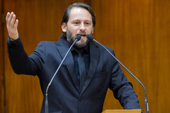 Na tribuna, o secretário-geral do Sated/RS, Luciano Fernandes. 
