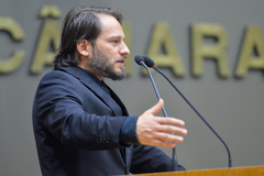 Luciano Fernandes, do Sated/RS, ocupou a tribuna nesta segunda-feira