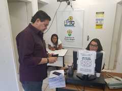 Vereador entrega documento na EPTC