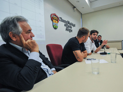 Reunião do grupo de Trabalho da Comissão Especial Legislativa junto de equipe técnica da Câmara. Ao microfone, o vereador Felipe Camozzato. Ao fundo, o vereador Rafael Bernardo de Oliveira.