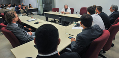 Reunião do grupo de Trabalho da Comissão Especial Legislativa junto de equipe técnica da Câmara. Ao microfone, bibliotecário e chefe do Setor de Legislação, Jerri Gallinati Heim.