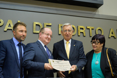 Homenagem aos 50 anos da Fundação do CIEE. Na foto: vereador Mendes Ribeiro,  presidente do CIEE-RS Marivaldo Tumelero, vereador João Carlos Nedel e secretária adjunta de educação Iara Wortmann