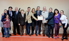 Valter Nagelstein (c) entregou diploma em homenagem ao programa dominical
