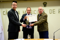 Paulinho (c) entregou a distinção ao padre Tiago (e), junto com João Eupídio