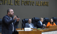 Carús propôs homenagem aos garis