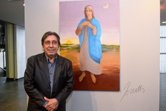 Porcella e sua pintura A Virgem de Mercy, exposta no segundo piso 