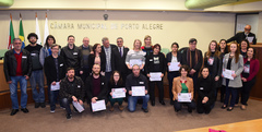 Os premiados e selecionados, com convidados, jurados e organizadores