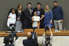 Da esq p/ a dir.: Aluna Katthelen Fontoura; presidente da CMPA, vereadora Mônica Leal; vereador Prof. Alex Fraga; aluna Larissa dos Santos; diretor da escola, professor Flávio Müller; vice-diretora da escola, professora Heloísa Alves; e ex-aluno Patrick Veiga da Silva