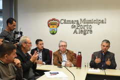 Reunião para debater a “Lei Geral dos Táxis”. Na foto, o presidente da Aspertáxi, Walter Barcelos, e os vereadores Ramalho, Adeli Sell e Cássio Trogildo.