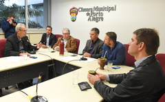 Reunião para debater a “Lei Geral dos Táxis”. Na foto, o presidente da Aspertáxi, Walter Barcelos, e os vereadores Ramalho, Adeli Sell, Cássio Trogildo, Mendes Ribeiro e Márcio Bins Ely.