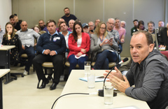 Reunião para debater a “Lei Geral dos Táxis”. Ao microfone, o vice-presidente da Unitáxi, Lisandro Zwiernig.