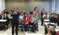 Reunião para debater a “Lei Geral dos Táxis”. Ao microfone, Gerson Port, taxista.