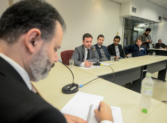 Reunião para debater o cumprimento da Lei Geral dos Táxis em Porto Alegre. Ao microfone, Mateus Klein, representando a PGM.