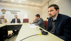 Reunião para debater o cumprimento da Lei Geral dos Táxis em Porto Alegre. Ao microfone, Marcelo Hansen, representando a EPTC.
