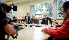Reunião para debater o cumprimento da Lei Geral dos Táxis em Porto Alegre. Ao microfone, Walter Barcellos, representando a Aspertaxi.