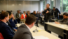 Reunião para debater o cumprimento da Lei Geral dos Táxis em Porto Alegre. Ao microfone, Júnior Bof.