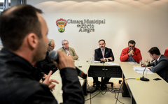 Reunião para debater o cumprimento da Lei Geral dos Táxis em Porto Alegre. Ao microfone, Júnior Bof.