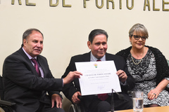 Brum (e) foi o autor da homenagem ao médico